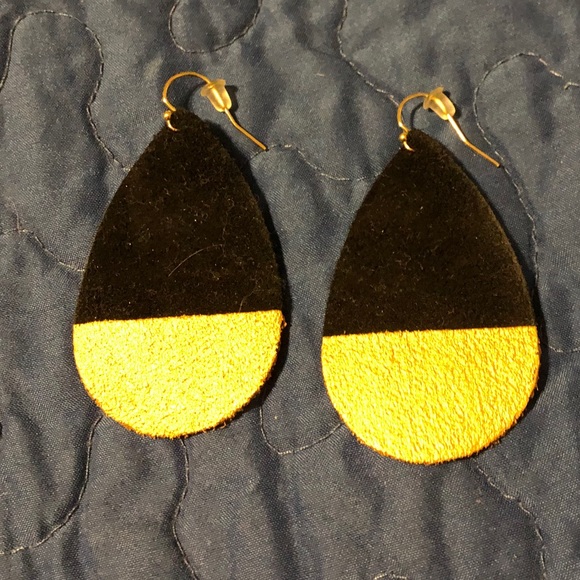 Black/gold leather teardrop shape earrings - Picture 2 of 3